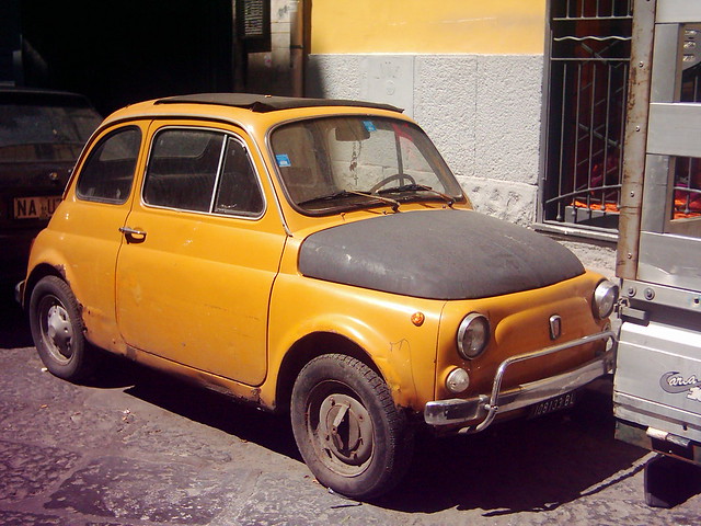 Fiat 500 abbandonata a Napoli