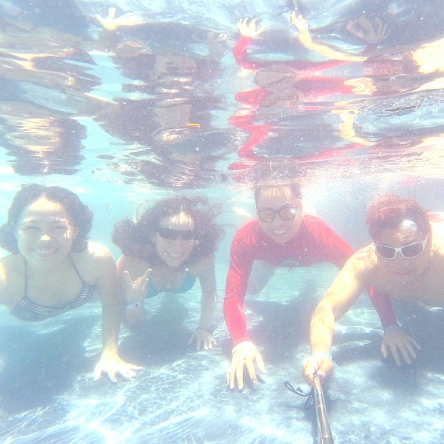 its time for the obligatory underwater selfie.... way swerte ang wala na apil... hehehehe....   #underwater #selfie #plantationbay #resort #beach #sand #sun #bonding #friends #cebu #ChooseCebu #travelCebu #TravelPH #ChoosePhilippines #SeePhilippines #Summ