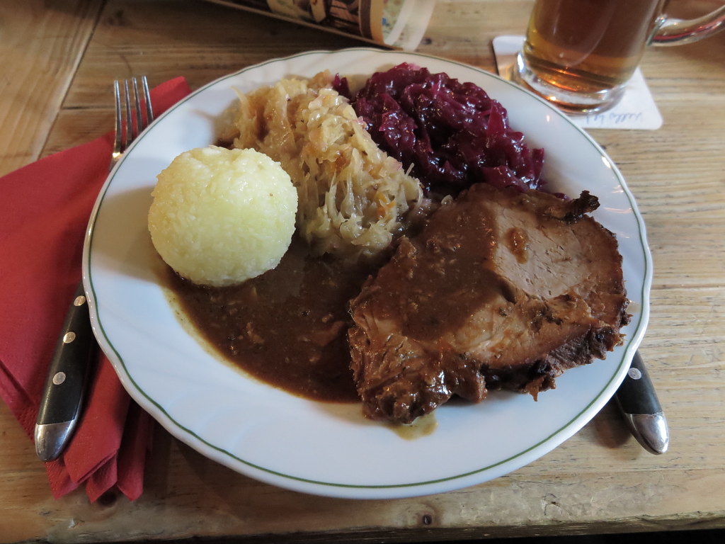 Schweinebraten mit viel Soße zu Thüringer Kloß, Sauerkraut… | Flickr