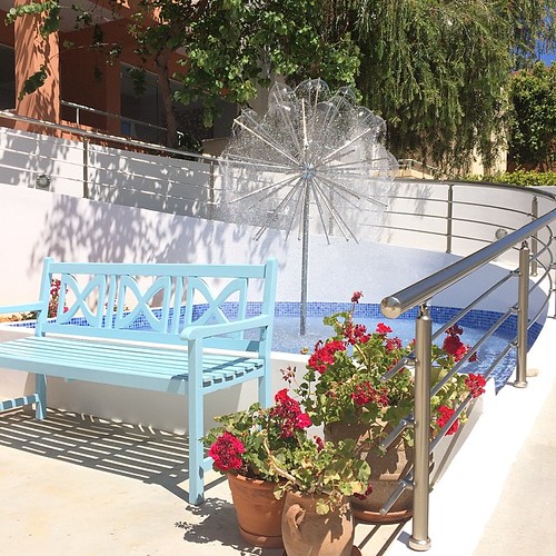 What does New York, Dubai and SONIO BEACH have in common??? The Dandelion Fountain...of course!!! #soniobeach #platanias #joinus | by smyrlaki
