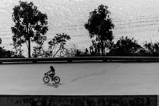 Garota e sua bicicleta - Ermida Dom Bosco