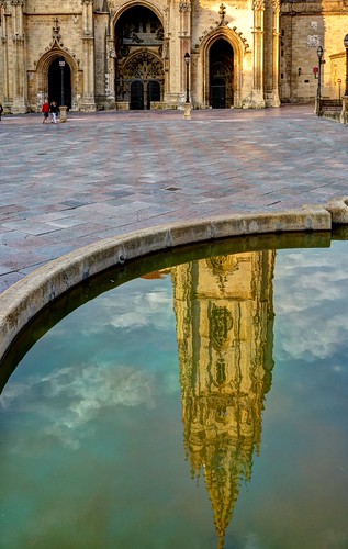 La Catedral de Oviedo arriba y abajo by ccc.39, plaza sunset reflection atardecer agua torre fuente catedral reflejo oviedo