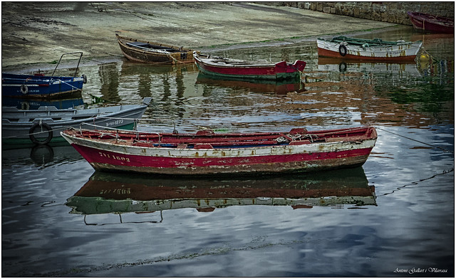 Barques varades. - Stranded boats. Combarro - Galicia (Spain).