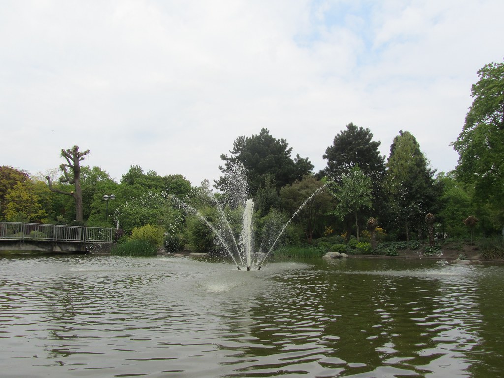 Einen Teich mit Springbrunnen