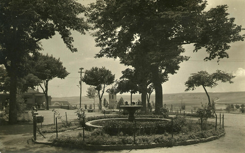 Jardín del Rastro; fuente y  biblioteca. by José Luis Pajares, Prueba para tarjeta postal sin identificar. En el dorso figura a lápiz: "Paseo de Calderón. Vul
