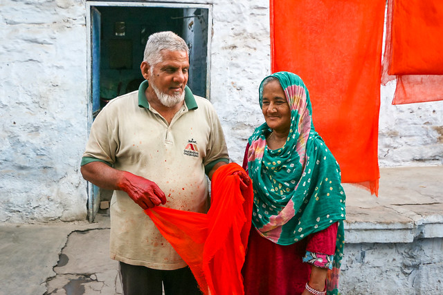 Hasband and wife at their dyeing workshop, Jodhpur, India　ジョードプル　旧市街の染色工房の仲良し夫婦