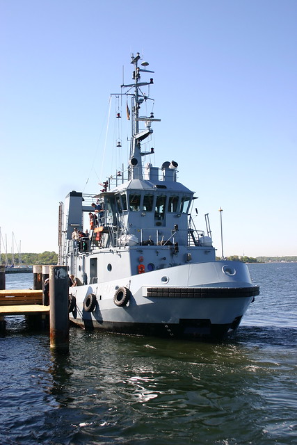 Deutsche Marine: Hafenschlepper Y 812 LÜTJE HÖRN am Fördefähranleger in Möltenort