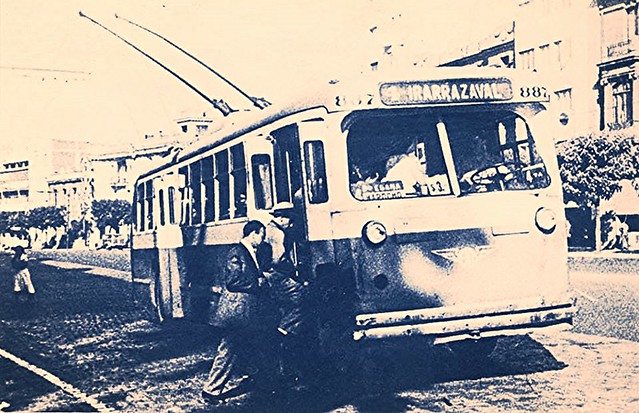 el trolley N°4 Pullman 887 frente al Hospital San Borja en la Alameda 1950 tarifa de $3.