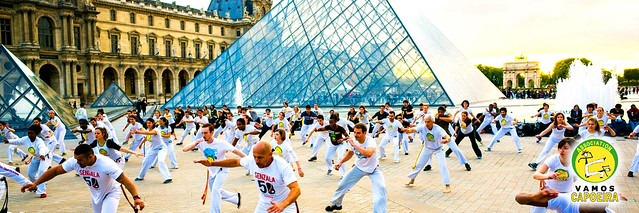 capoeira paris vamos- Entrainement de capoeira Louvre Tuilerie à Paris