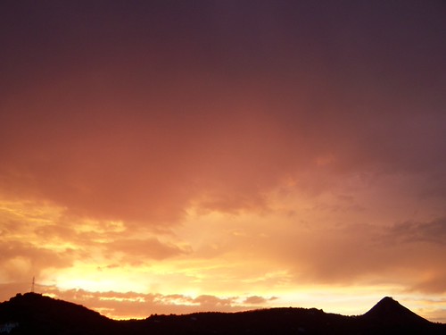 Crépuscule alésien by davidgard30, Magnifique crépuscule pour la seuxième soirée consécutive sur Alès, le ciel s'embrasesunset de solei