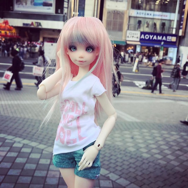 Like a Tokyo girl waiting for friends in the meeting point 😊💕✨ #doll #bjd #artisdoll #shinjuku #studioalta #tokyo #ateliermomoni