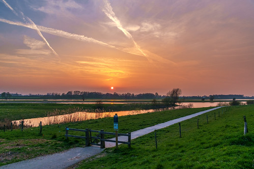 deventer zonsondergang sunset avond nederland avondfotografie holland overijssel fujixe1 dutch fuji nightphotography ijssel rolandholstlaan fujinonxf1855mm284lmois lucht nederlandvandaag