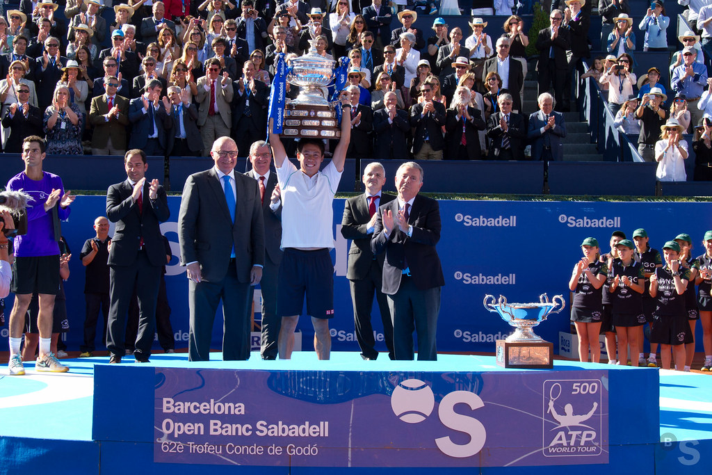 Kei Nishikori alzando el 62 Trofeo Barcelona Open Banc Sabadell