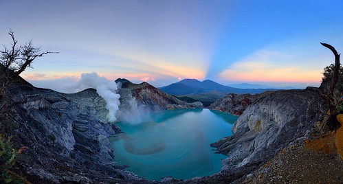 blue lake sunrise indonesia volcano java smoke acid ijen kawahijen