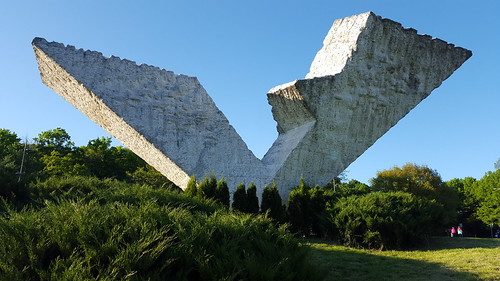 kragujevac spomenik memorial monument serbia šumarice živković nob partisan october