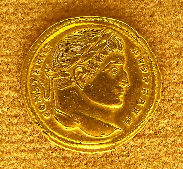 Gold coin with profile of Constantinus (Treviri, 313-315 AD) - Naples, Archaeological Museum