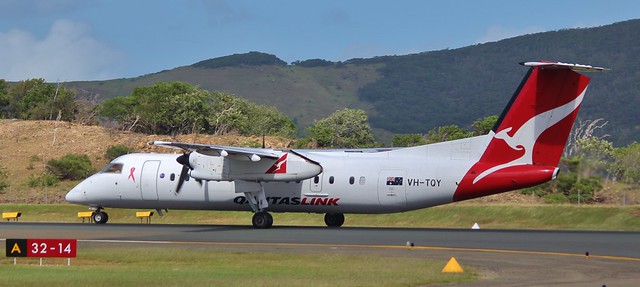 VH-TQY QantasLink De Havilland Canada DHC-8-315Q Dash 8 Hamilton Island (HTI / YBHT)