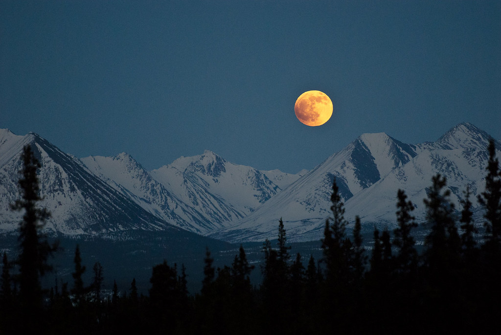 luna llena |  Una luna llena se eleva sobre las montañas.  (Foto de NPS | Flickr