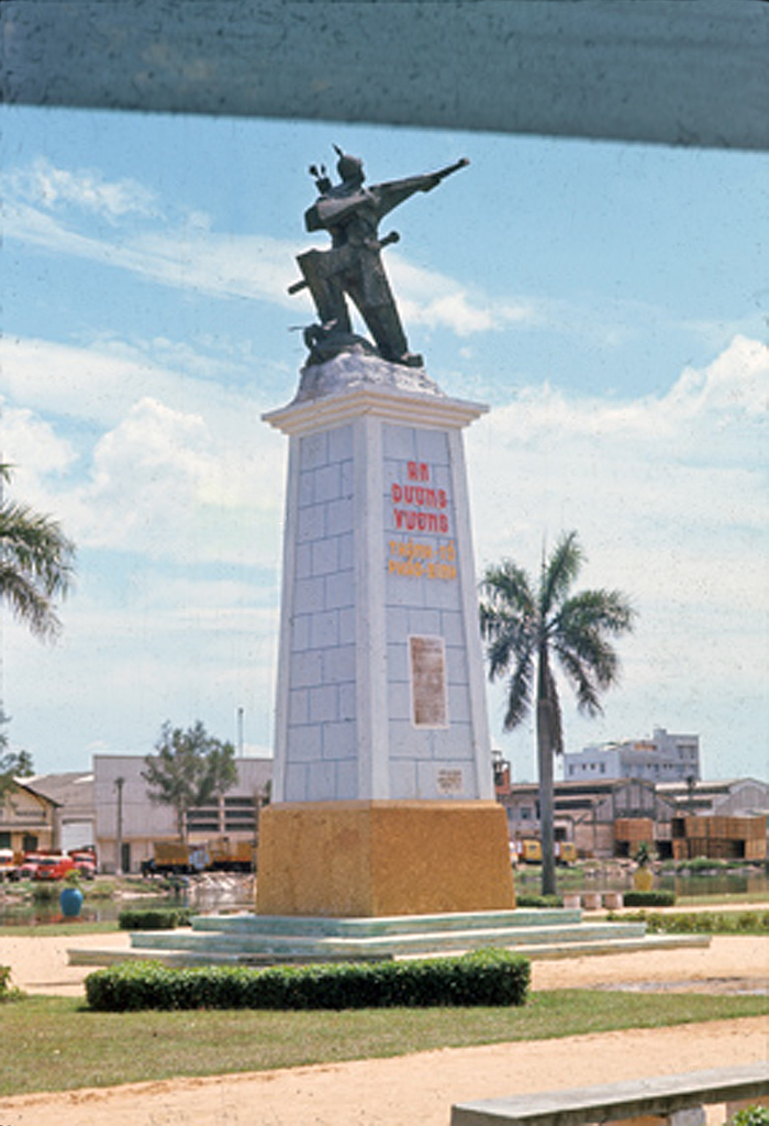 Saigon 1966-67 - Tượng đài An Dương Vương Thánh tổ Pháo bi… | Flickr