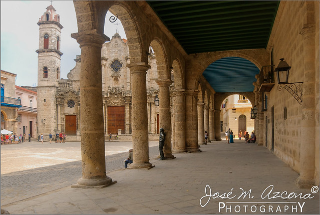 La Habana (Cuba). Catedral desde los arcos del Palacio Lombillo.