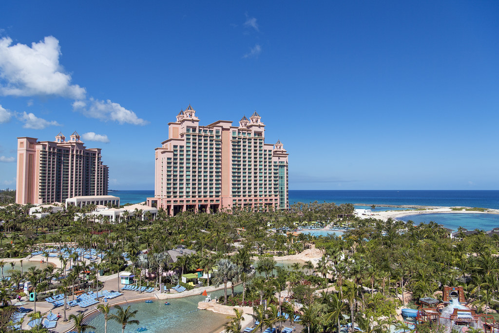 Another view of the Atlantis Resort. Photo by Tambako The Jaguar; (CC BY-ND 2.0)