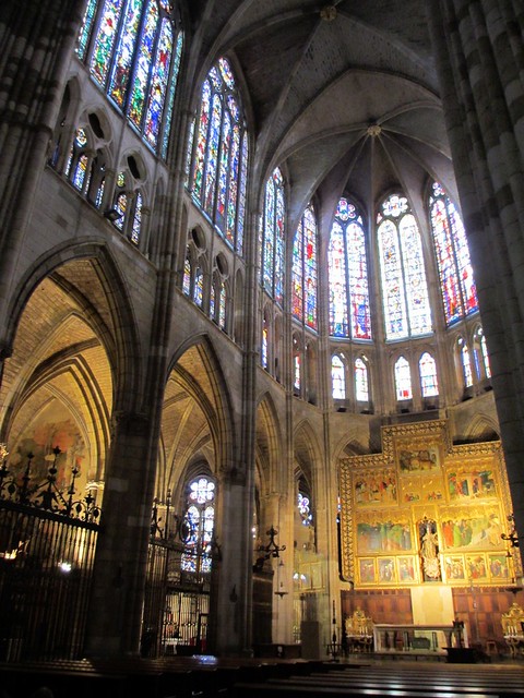 Vaulted apse and main altar, León Cathedral, Spain