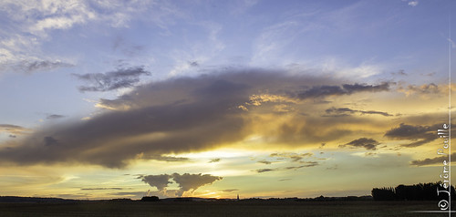 Ciel de Septembre sur le Pas-de-Calais by Jerome Pouille, Traitement HDR 5 expositions, fusion sous photoshop et traitement 32 bits sous Lightroom.
sunset sky