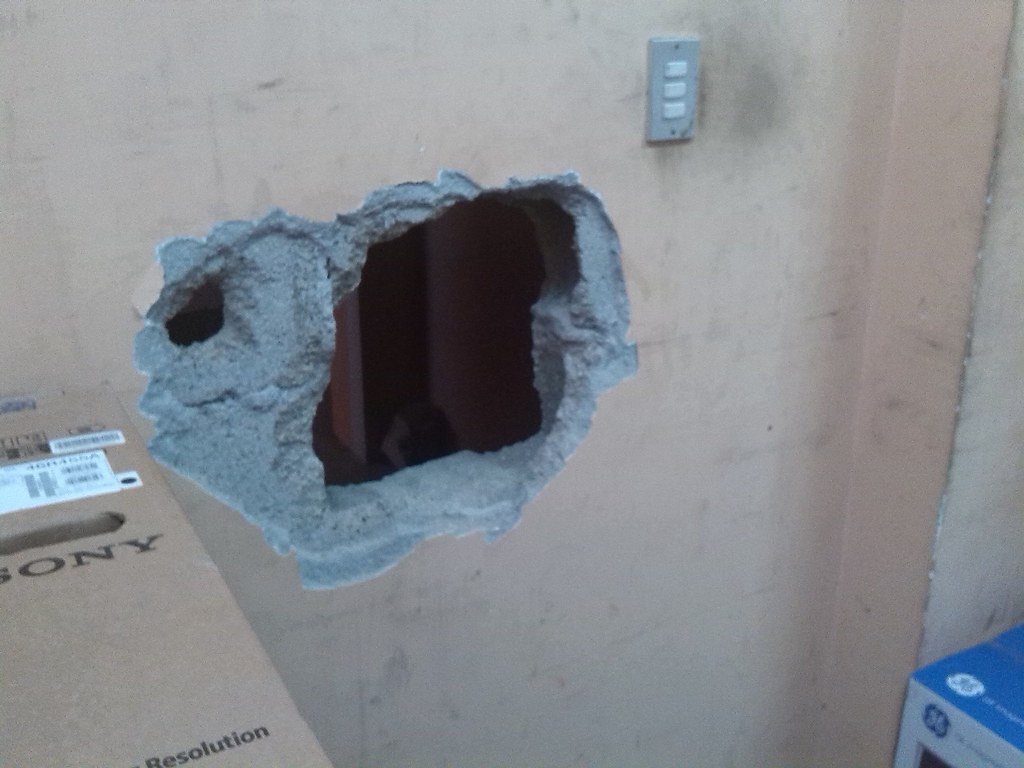 Un hueco de 50x60 cm hicieron en una de las paredes para e…