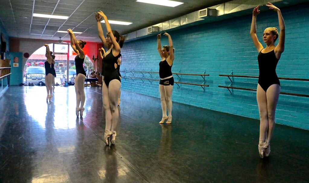 Sous Sus <<>> Young Ballet Dancers En Pointe <<>> Friday Afternoon Pointe Class-17 <<>> Classical Ballet Training <<>>