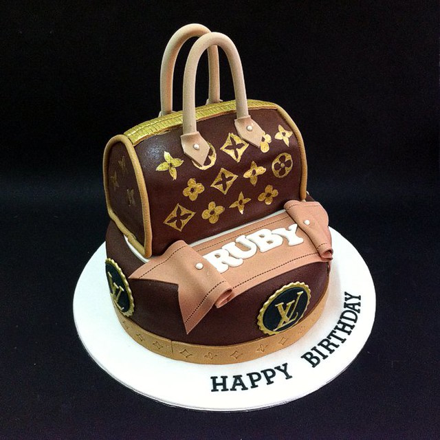 Louis Vuitton cake  Louis vuitton cake, Handbag cakes, Novelty cakes
