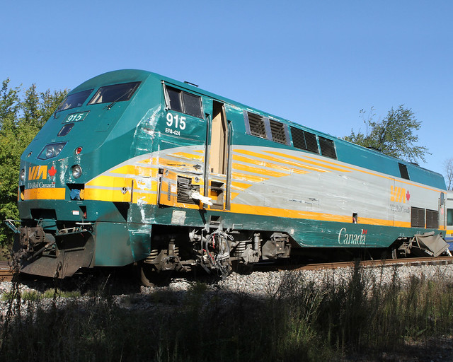 R13T0192 - R13T0192 - Vue du côté Sud de la locomotive accidentée - South side view of accident locomotive