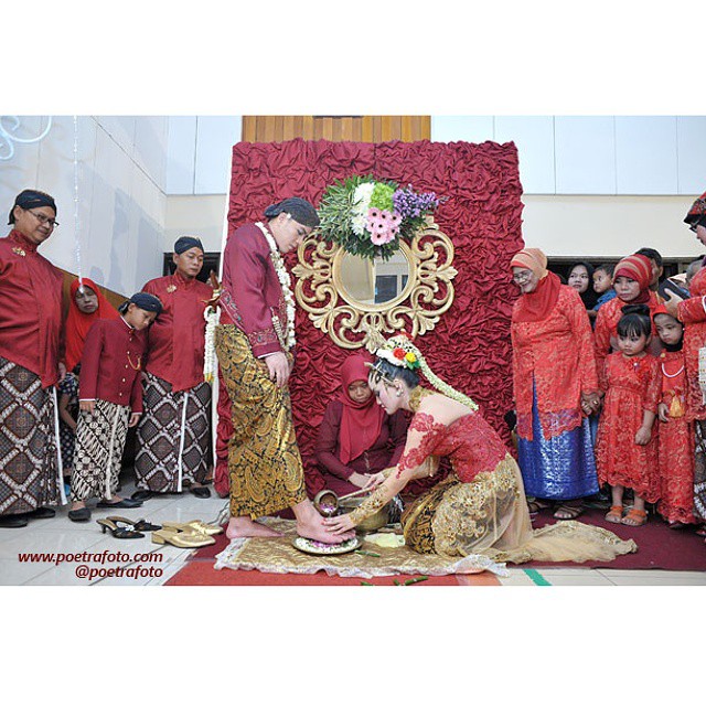 Prosesi Wiji Dadi Panggih. Foto Pernikahan Adat Jawa Yogyakarta. Javanese Wedding Ceremony Photo. Dita+Restu Wedding di Yogyakarta. Foto Wedding by @Poetrafoto