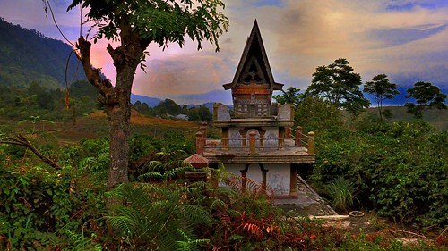 sunset sumatra indonesia tomb thunderstorm batak volcan laketoba pulausamosir