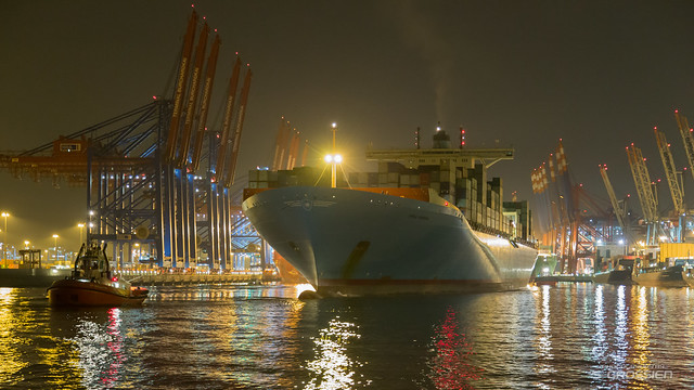 Emma Maersk backs into Waltershof Basin