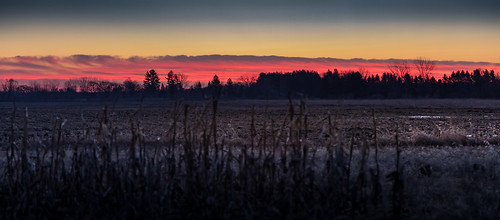 sunrise layers telephoto clouds color reds pinks field winter february invierno nieve canoneos5dmarkiv