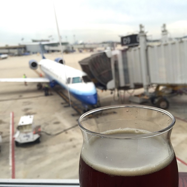 For the love of airport bars. cheers to Your Week! #ctyw #soupatravel #thingsthatmakemehappy #lifeisgood