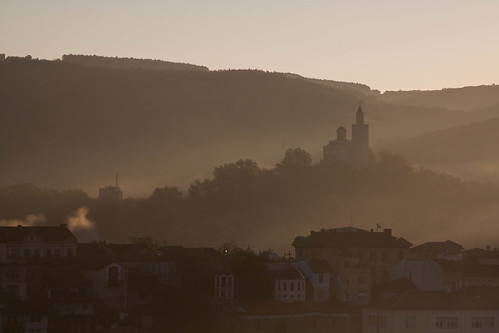 morning mist tower canon river view neglected charm bulgaria worn yantra tårn slopes udsigt velikotarnovo damncool dignified tsarevets велико търново hoteletar