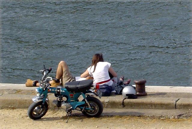 Au bord de la Seine, couple avec mobilette