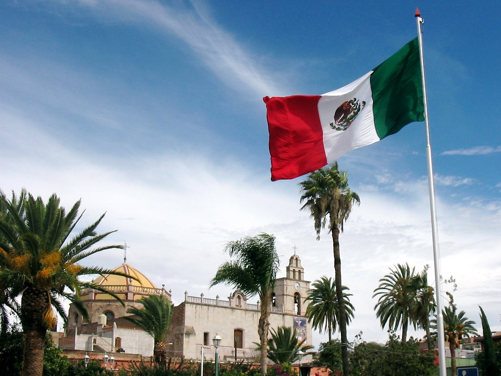 Bandera mexicana | La Bandera Mexicana ondea en el hemiciclo… | Flickr