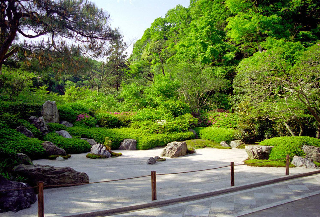 Забронировать столик в японском саду. Карэсансуй японский сад. Японский сад Камакура. Японский сад камней Karesansui. Сухой сад Каресансуи (храм Рёандзи в Киото).
