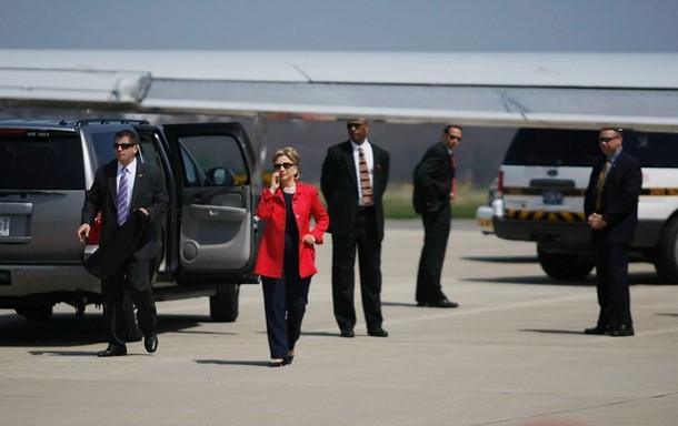 HILLARY CLINTON BETWEEN HER CAR AND HER PLANE 2008