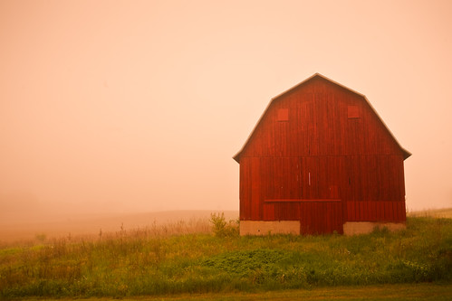 red usa fog wisconsin barn rural landscape photography countryside photo image farm country may picture atmosphere single northamerica rutland canonef1740mmf4lusm stoughton 2011 canoneos5d danecounty farmscene lorenzemlicka