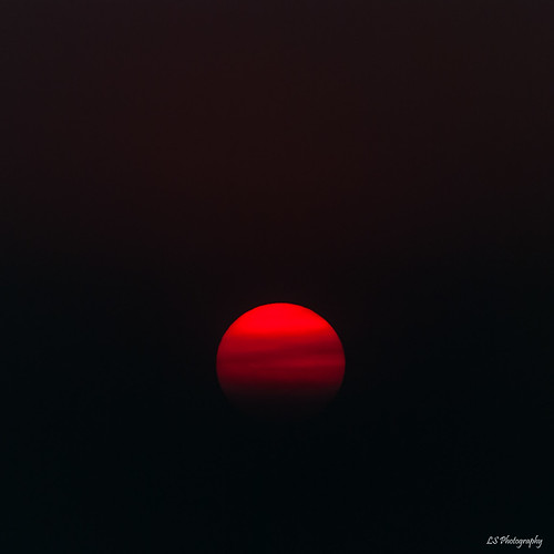 cloudsstormssunsetssunrises orange red santiago huechuraba regiónmetropolitana chile kiltro fire smoke sun sunset explore inexplore