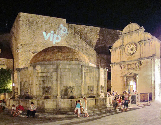 Iglesia de San Salvador de noche y Gran Fuente de Onofrio Dubrovnic Croacia