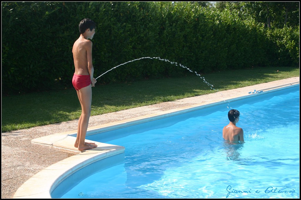 Снимай трусы купаться. Девочка в бассейне на даче. Мальчик писает в бассейн.