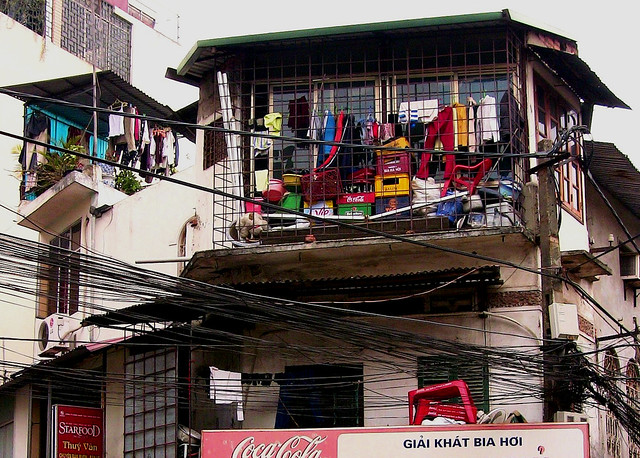 VIETNAM, Hanoi , vollgepackter Hausbalkon  in der Altstadt,  9442
