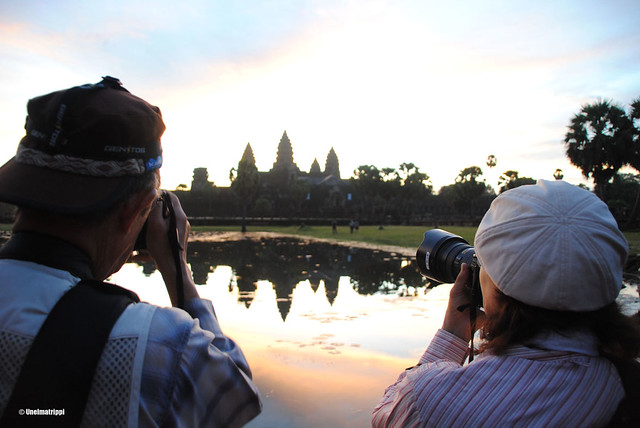 Angkor Wat ja turisteja kuvaamassa sitä