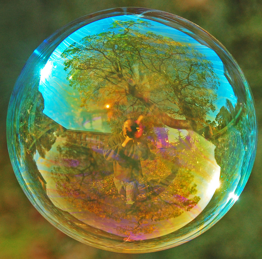 Посмотрите сквозь призму вокруг себя. Отражение в мыльном пузыре. Пузыри в природе. Мир в мыльном пузыре. Мыльные пузыри картинки.