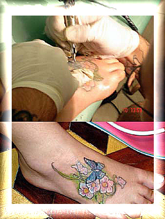 tatuagem flores e borboleta no pe