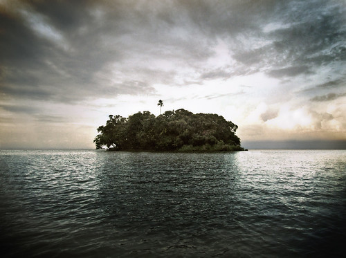 Treasure Island / The Island / L'île Perdue by Aaron Escobar